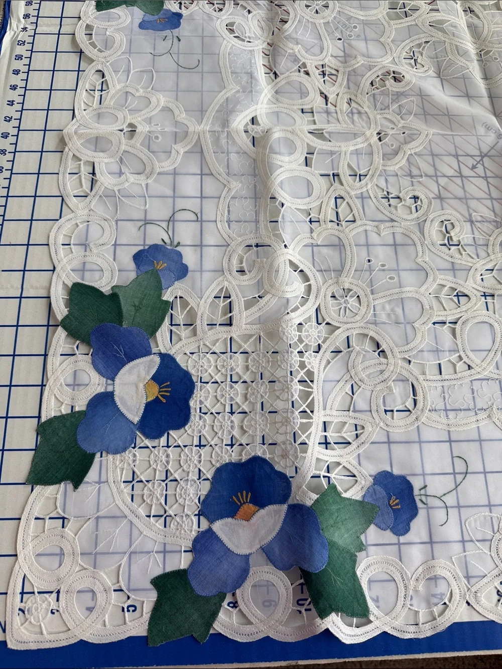 Vintage Appliqué Floral Tablecloth & 3 Napkins Cutwork Lace 1970s 4 Pc Set